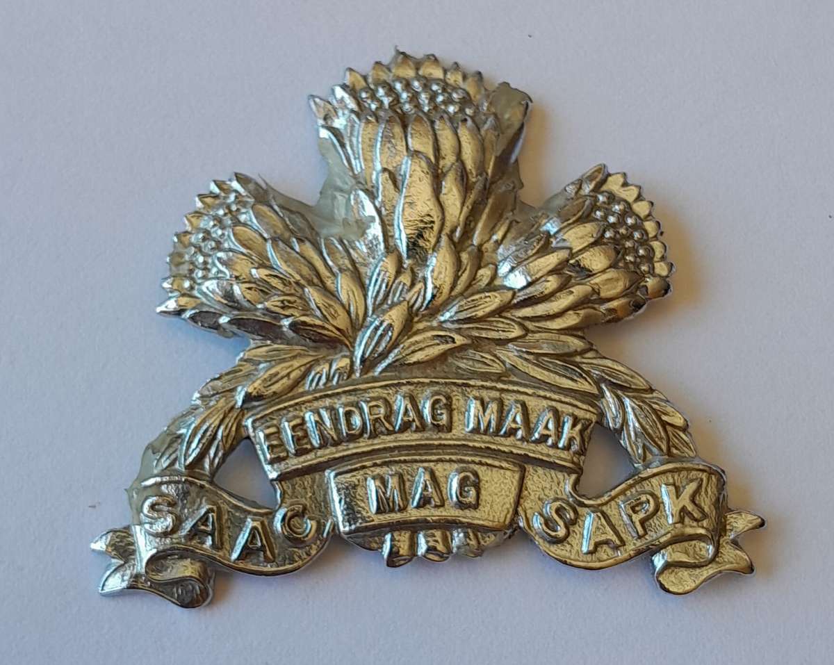 SA Armoured Corps Cap Badge.  No Lugs.