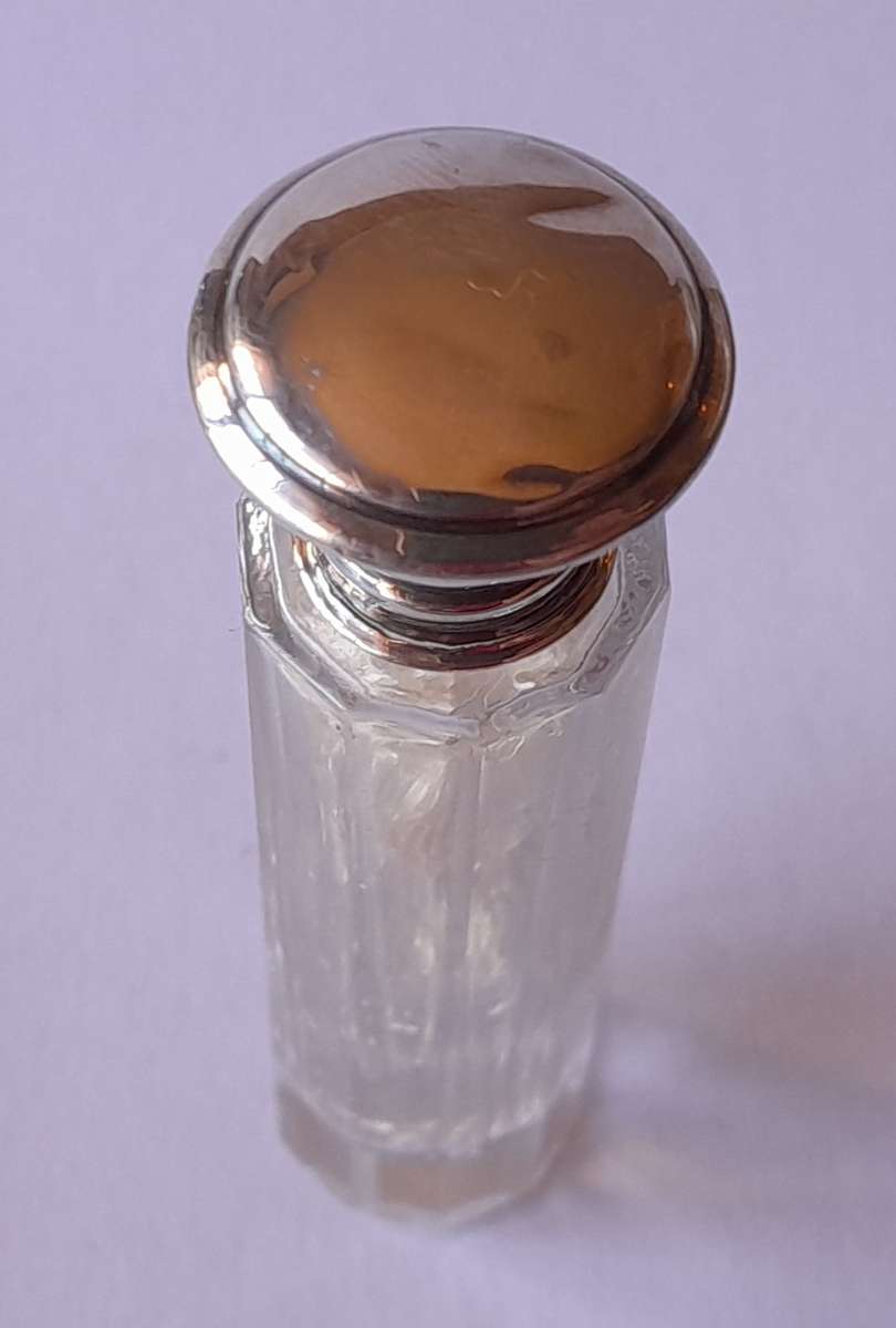 Solid Silver And Glass Smelling Salts Scent Bottle. Henry Perkins & Sons. London, 1922.