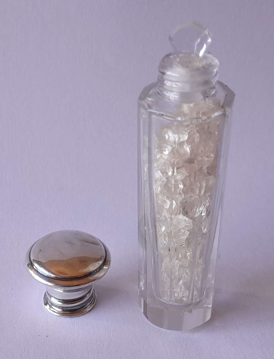 Solid Silver And Glass Smelling Salts Scent Bottle. Henry Perkins & Sons. London, 1922.