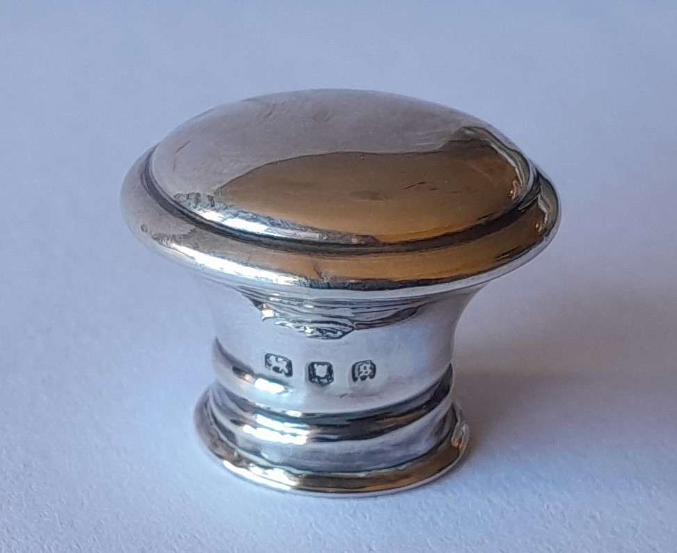 Solid Silver And Glass Smelling Salts Scent Bottle. Henry Perkins & Sons. London, 1922.