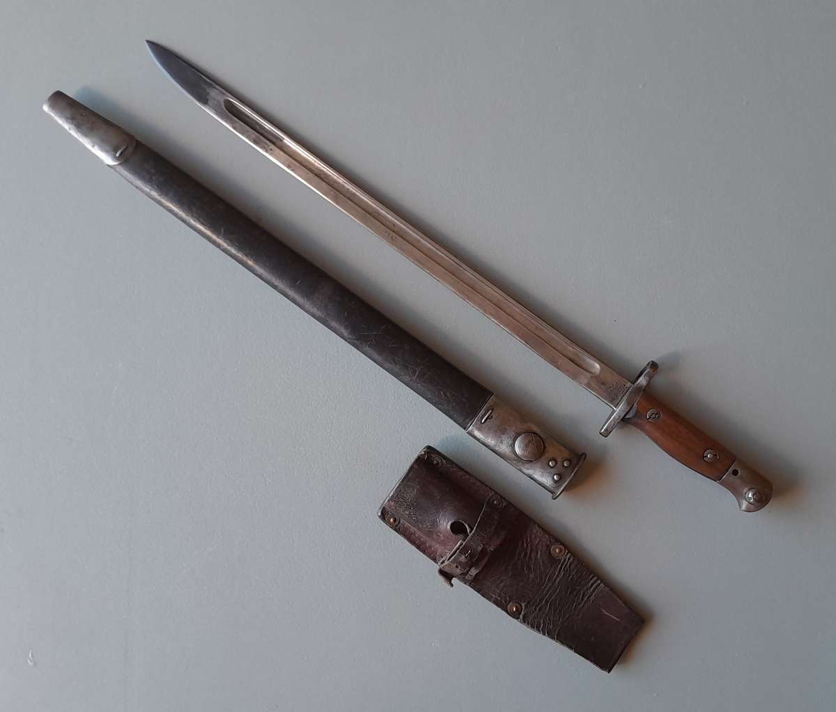 WW1 Pattern 1907 Sanderson Bayonet with WW2 Mangrovite Scabbard and Leather Frog.
