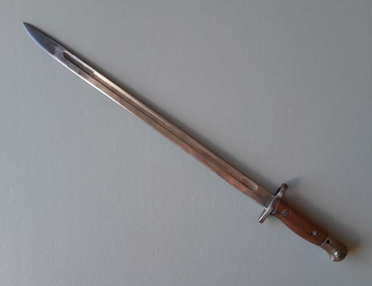 WW1 Pattern 1907 Sanderson Bayonet with WW2 Mangrovite Scabbard and Leather Frog.