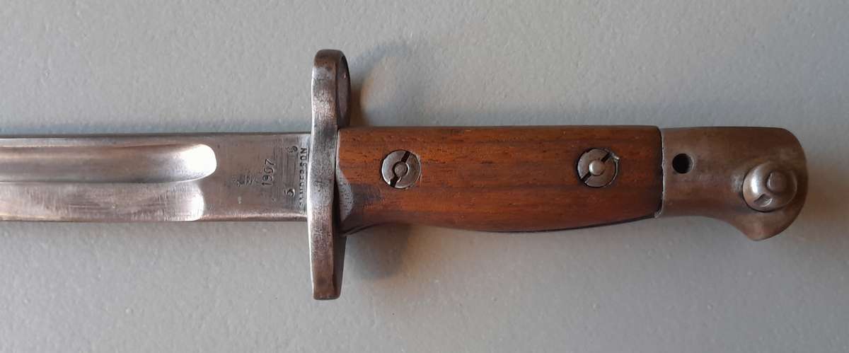 WW1 Pattern 1907 Sanderson Bayonet with WW2 Mangrovite Scabbard and Leather Frog.