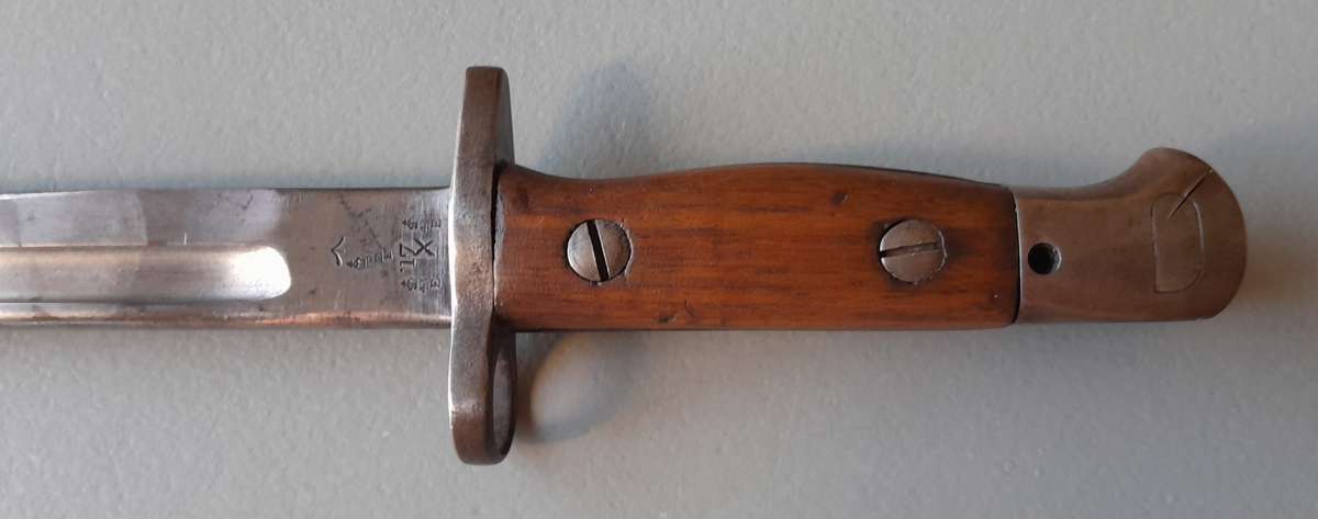 WW1 Pattern 1907 Sanderson Bayonet with WW2 Mangrovite Scabbard and Leather Frog.