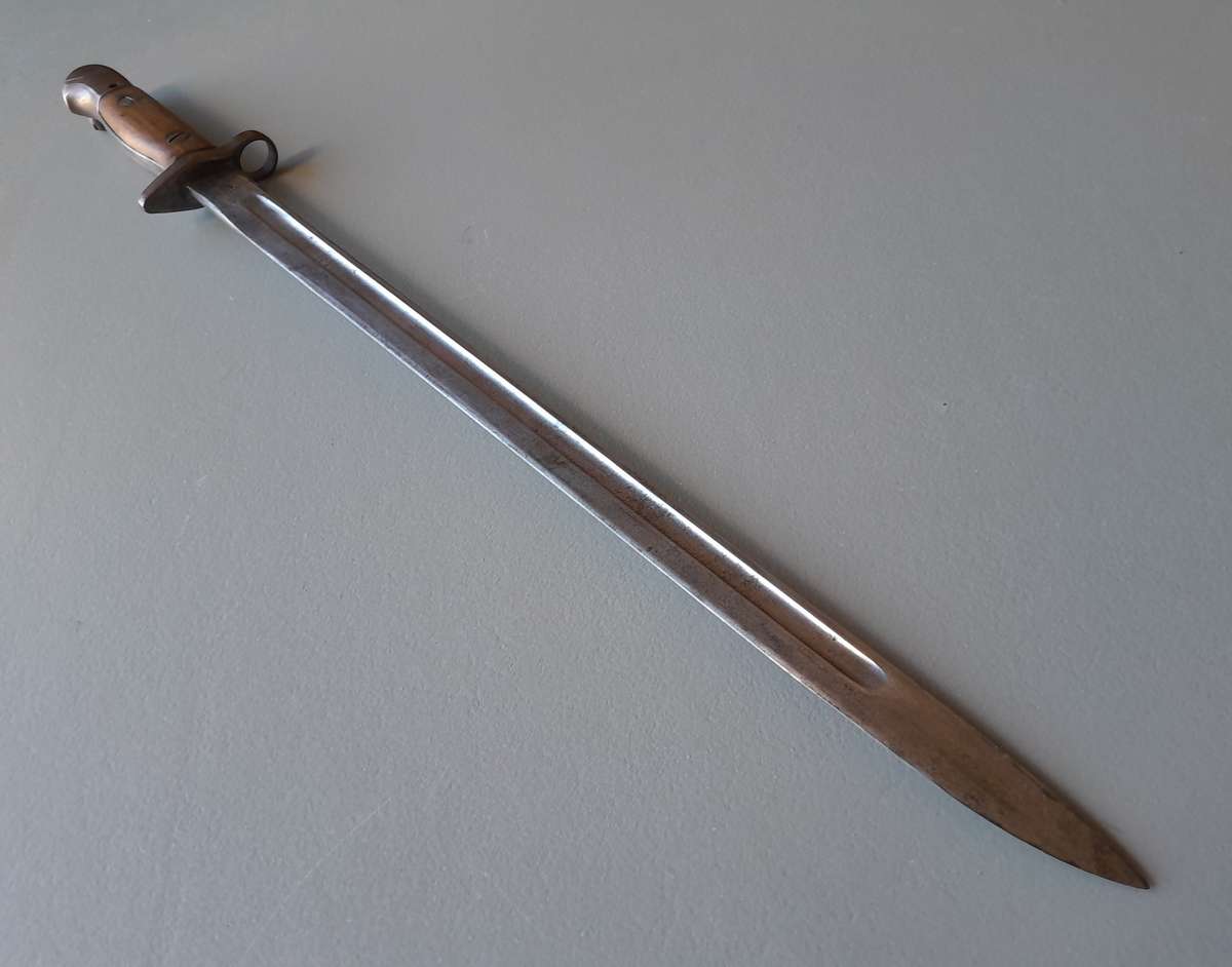 WW1 Pattern 1907 Sanderson Bayonet with WW2 Mangrovite Scabbard and Leather Frog.