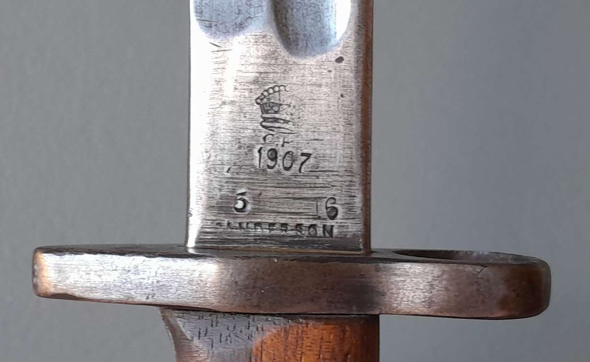 WW1 Pattern 1907 Sanderson Bayonet with WW2 Mangrovite Scabbard and Leather Frog.