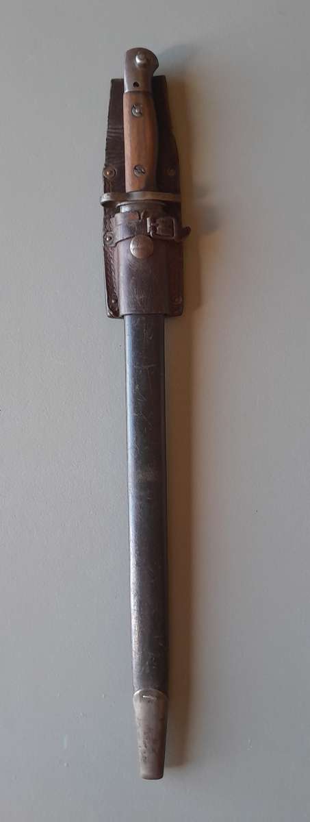 WW1 Pattern 1907 Sanderson Bayonet with WW2 Mangrovite Scabbard and Leather Frog.