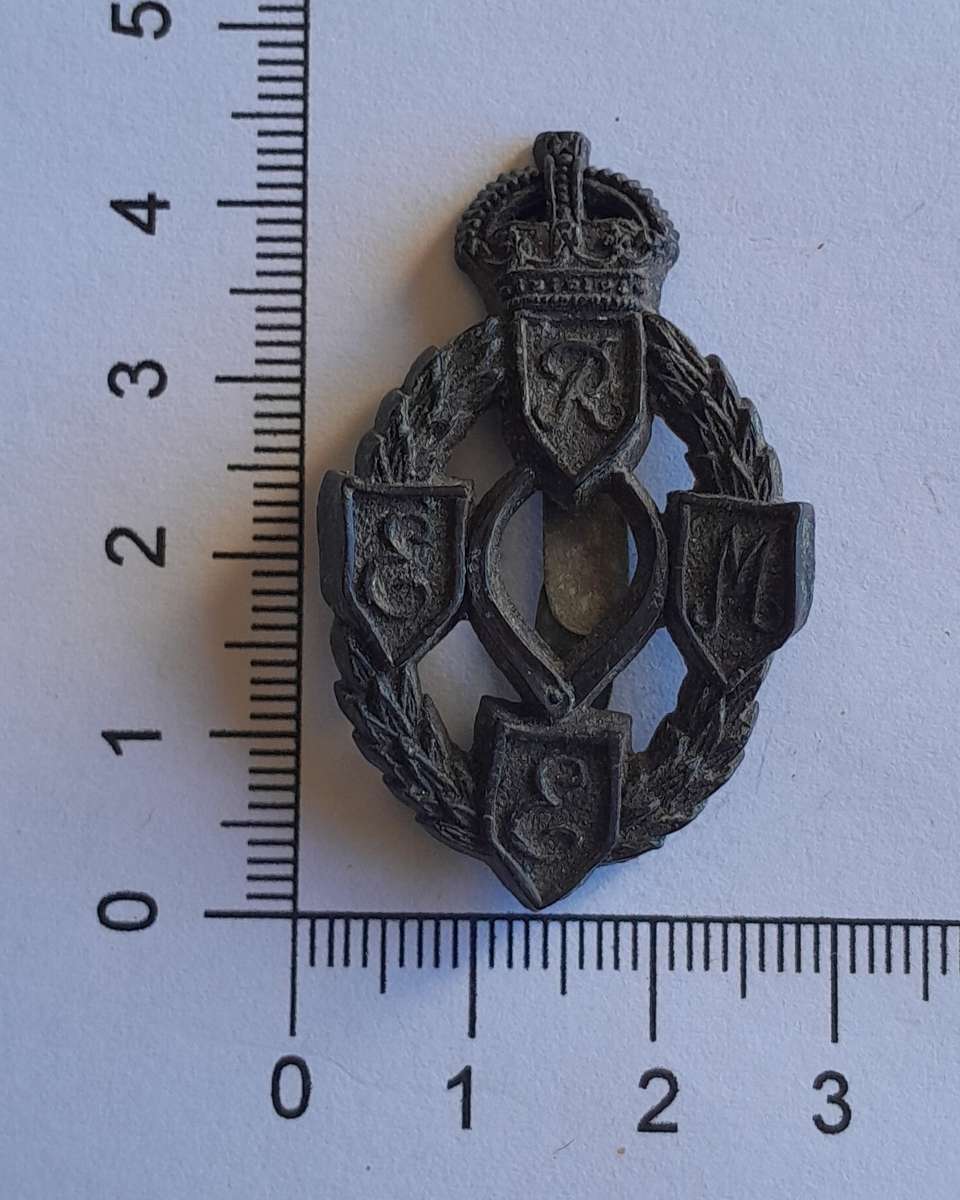 WW2 Royal Electrical Mechanical Engineers Badge.  Clasp Intact.