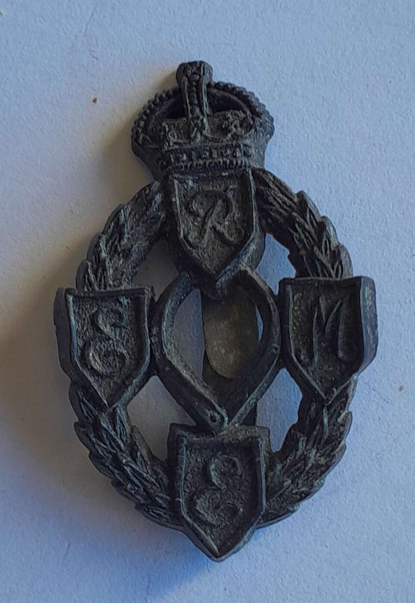 WW2 Royal Electrical Mechanical Engineers Badge.  Clasp Intact.