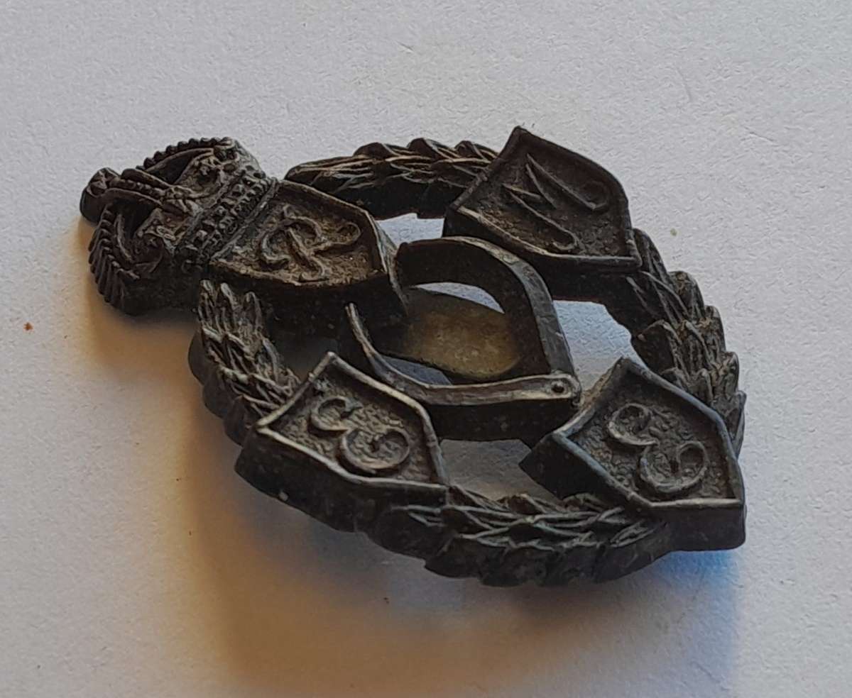 WW2 Royal Electrical Mechanical Engineers Badge.  Clasp Intact.