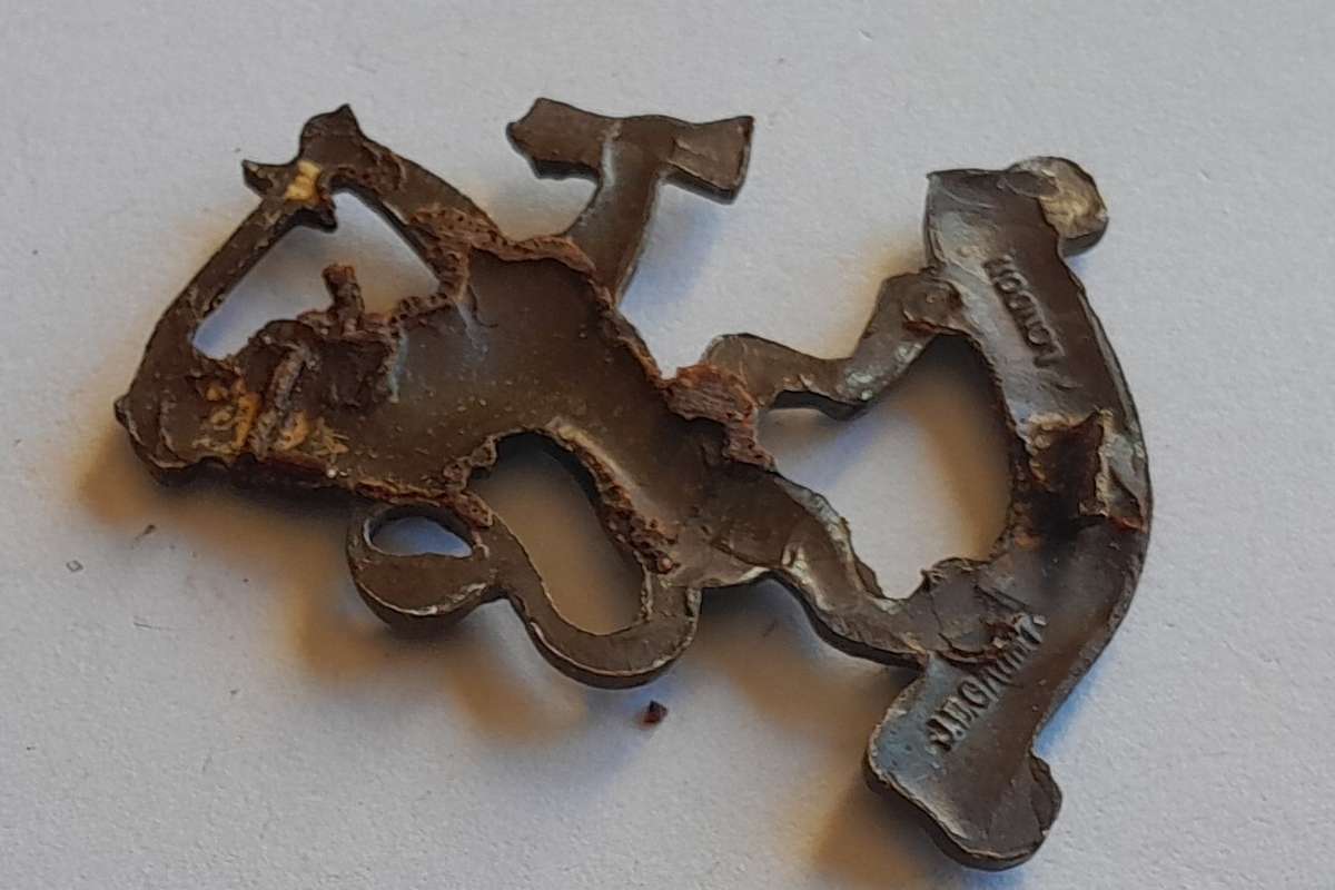 WW2 Netherlands Dutch Army in Exile Cap Badge.  JR Gaunt. No Lugs.