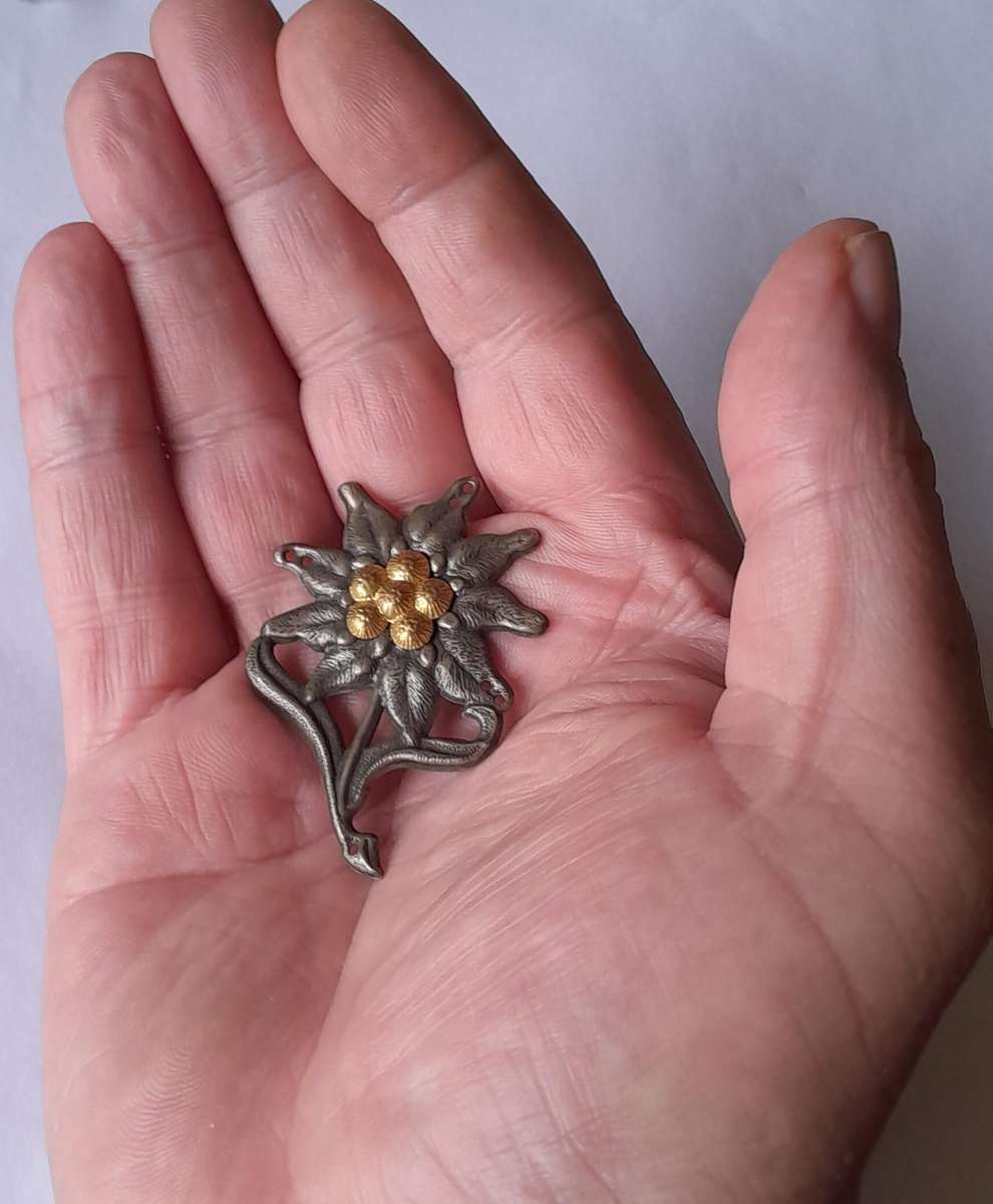 WW2 German Army Alpenkorps (Mountain Troops) Edelweiss Hat Badge. Possibly A Replica.