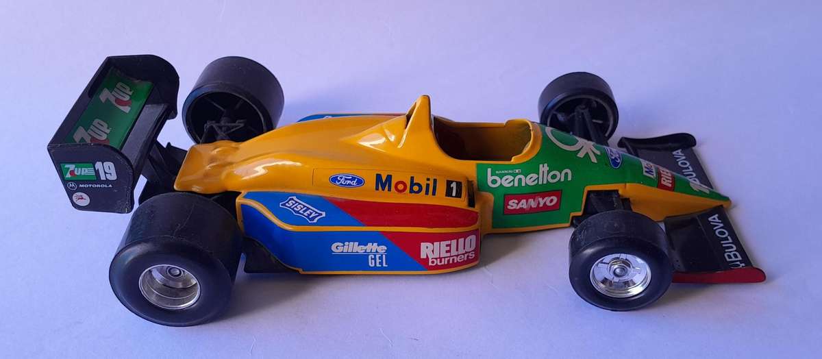 Vintage Bburago Die-Cast Benetton Ford F1.  Scale 1/24.  20cm.  Made in Italy.