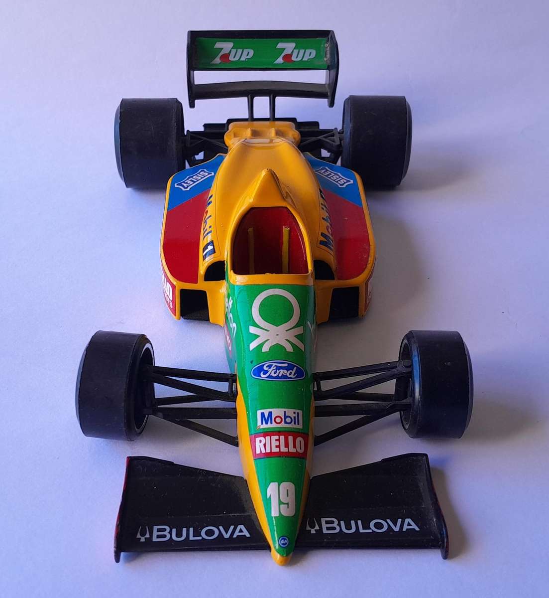 Vintage Bburago Die-Cast Benetton Ford F1.  Scale 1/24.  20cm.  Made in Italy.
