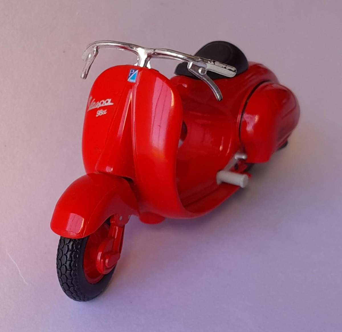 Vintage Maisto Die-Cast Vespa 98cc Corsa (1947).  Scale 1/18.  9.5cm