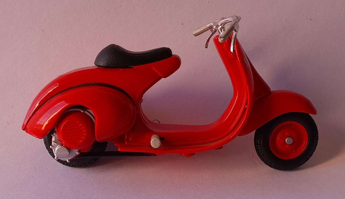 Vintage Maisto Die-Cast Vespa 98cc Corsa (1947).  Scale 1/18.  9.5cm