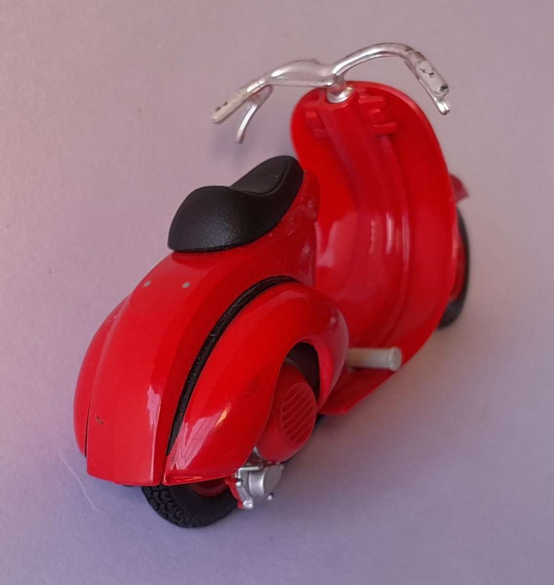 Vintage Maisto Die-Cast Vespa 98cc Corsa (1947).  Scale 1/18.  9.5cm