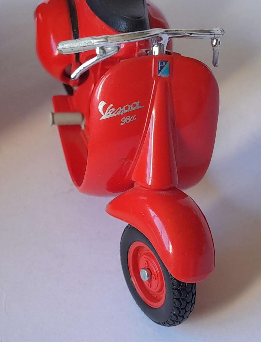 Vintage Maisto Die-Cast Vespa 98cc Corsa (1947).  Scale 1/18.  9.5cm