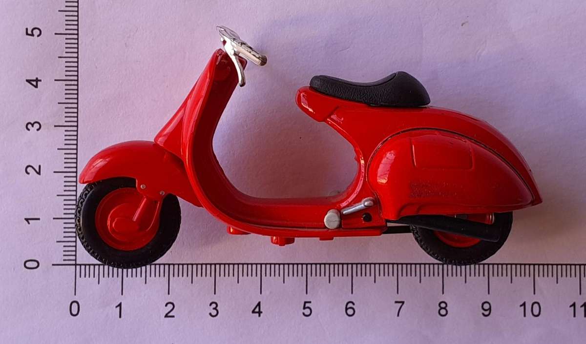Vintage Maisto Die-Cast Vespa 98cc Corsa (1947).  Scale 1/18.  9.5cm