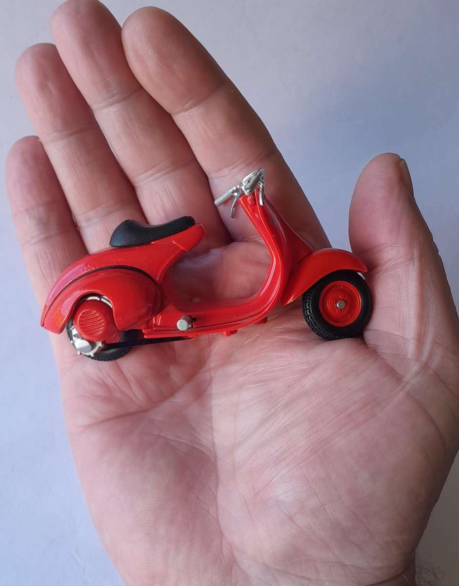 Vintage Maisto Die-Cast Vespa 98cc Corsa (1947).  Scale 1/18.  9.5cm