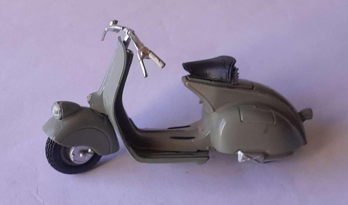 Vintage Maisto Die-Cast Vespa 98 (1946).  Scale 1/18.  9cm