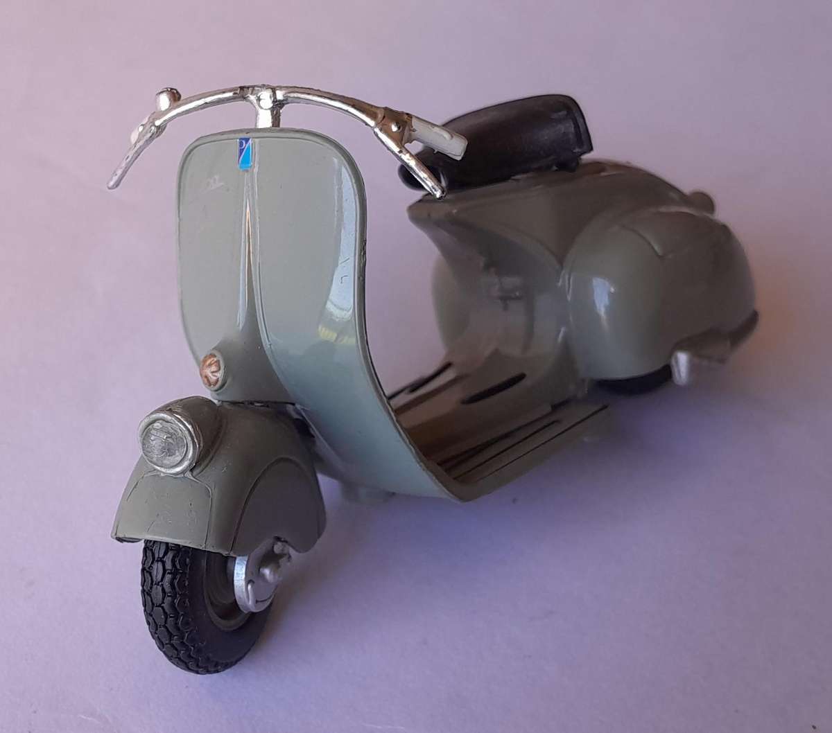 Vintage Maisto Die-Cast Vespa 98 (1946).  Scale 1/18.  9cm