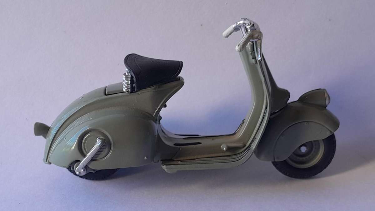 Vintage Maisto Die-Cast Vespa 98 (1946).  Scale 1/18.  9cm
