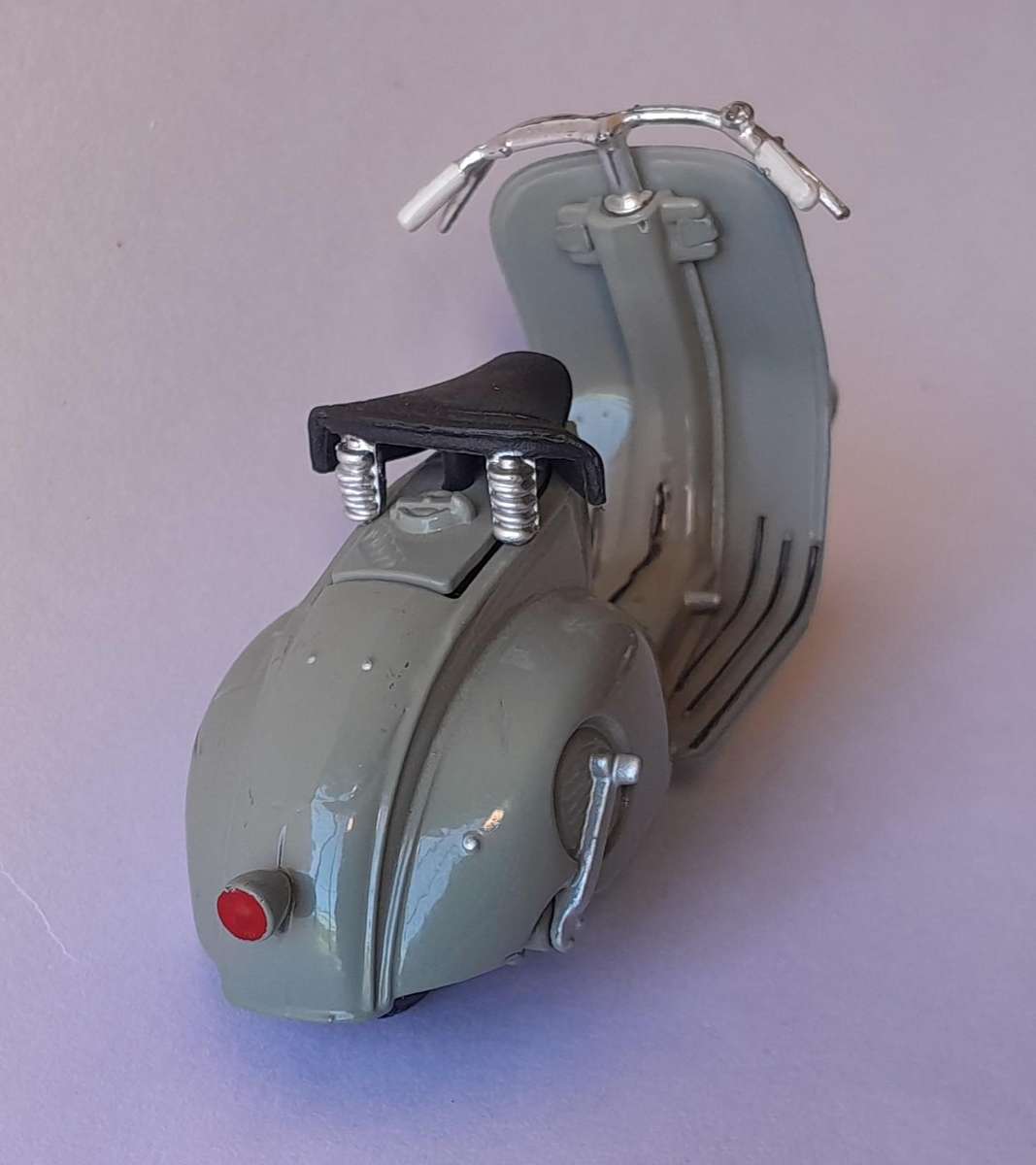 Vintage Maisto Die-Cast Vespa 98 (1946).  Scale 1/18.  9cm