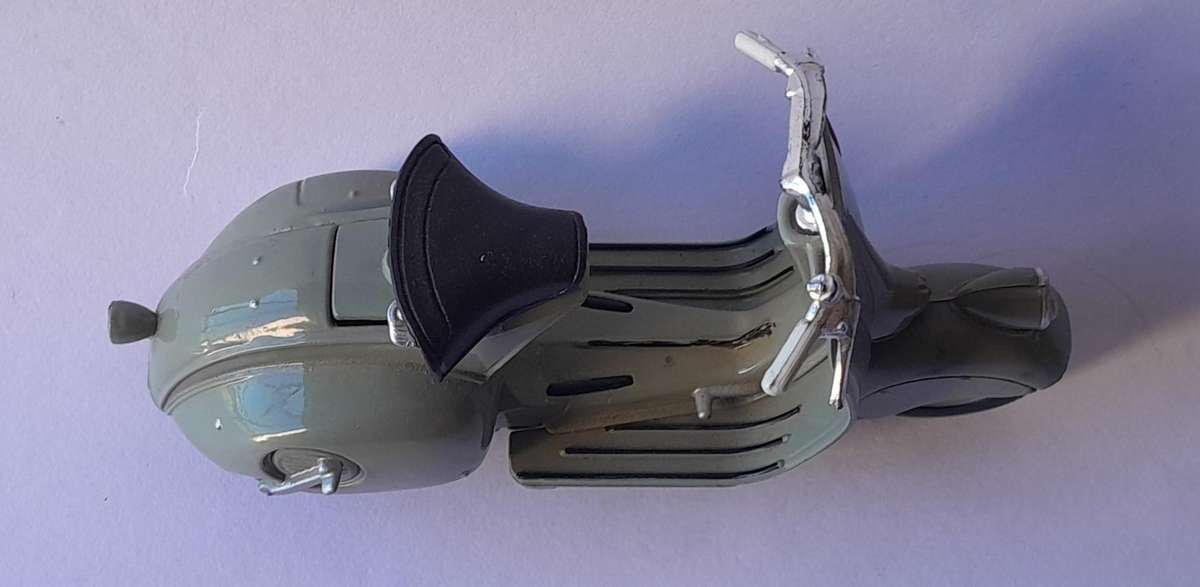 Vintage Maisto Die-Cast Vespa 98 (1946).  Scale 1/18.  9cm