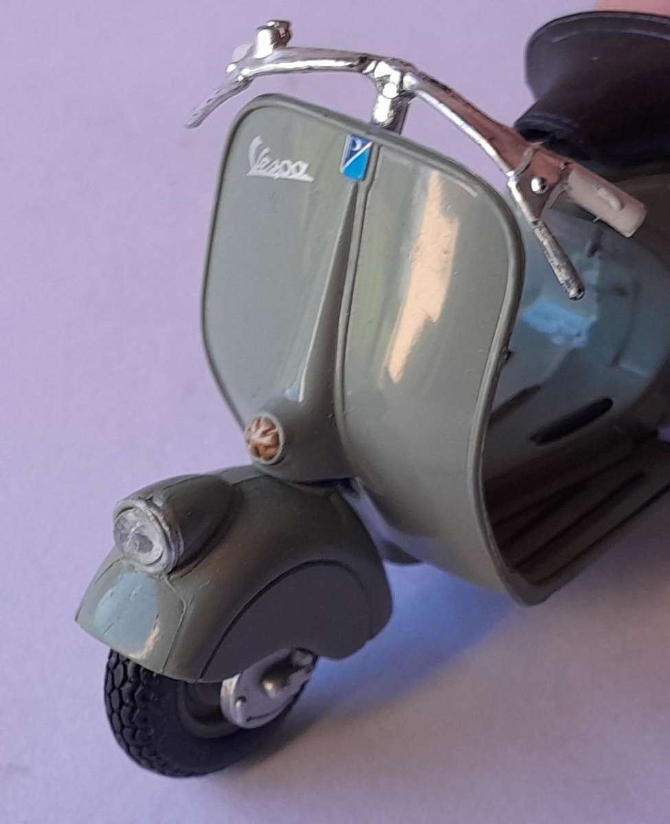 Vintage Maisto Die-Cast Vespa 98 (1946).  Scale 1/18.  9cm