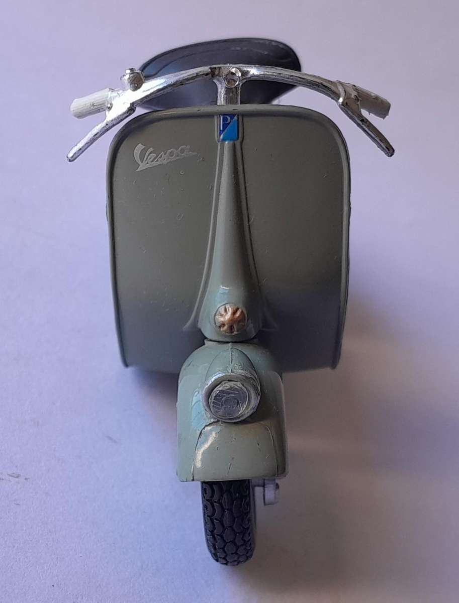 Vintage Maisto Die-Cast Vespa 98 (1946).  Scale 1/18.  9cm