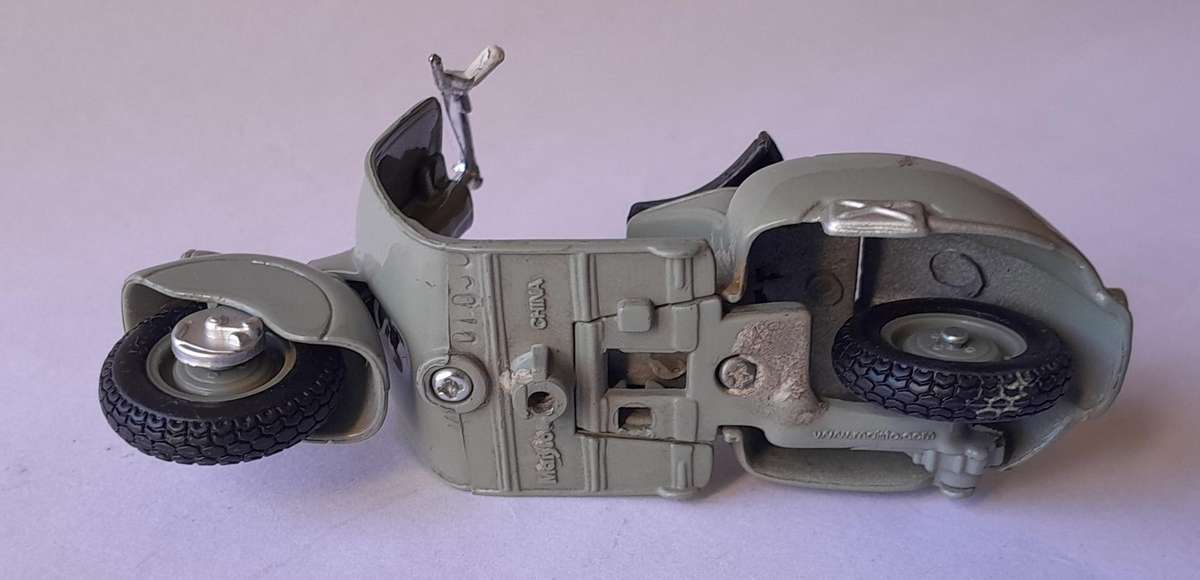 Vintage Maisto Die-Cast Vespa 98 (1946).  Scale 1/18.  9cm