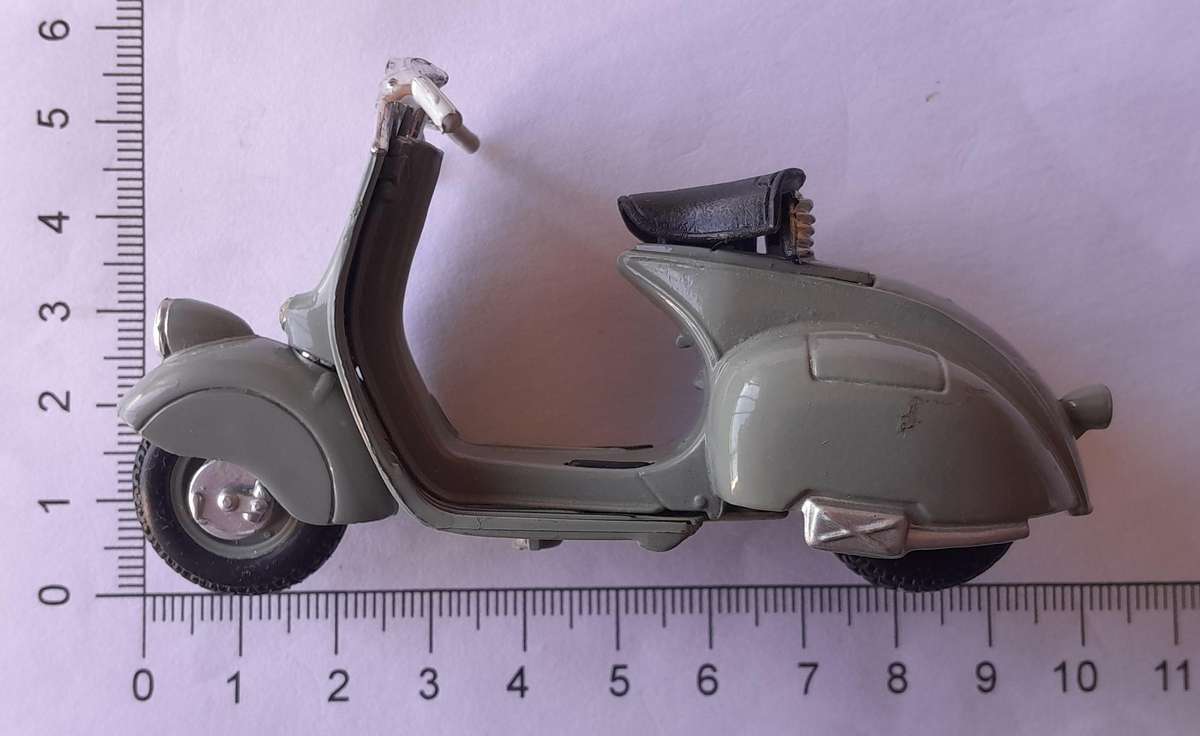 Vintage Maisto Die-Cast Vespa 98 (1946).  Scale 1/18.  9cm