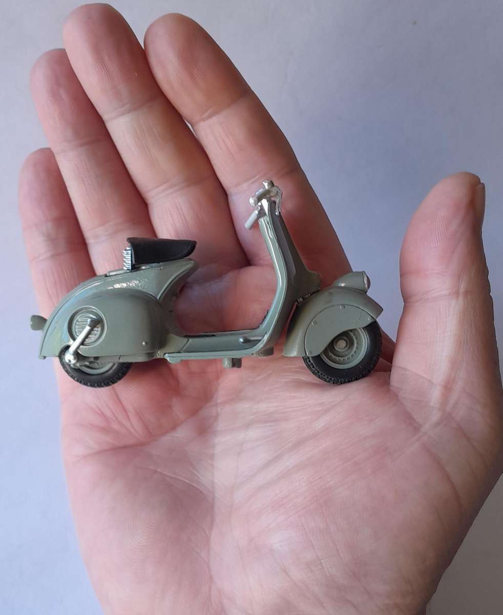 Vintage Maisto Die-Cast Vespa 98 (1946).  Scale 1/18.  9cm