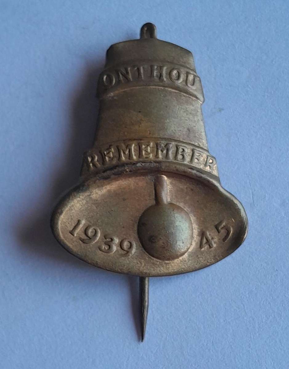 WW2 "Onthou / Remember, 1939-45" Brass Bell Badge.  Pins Intact.