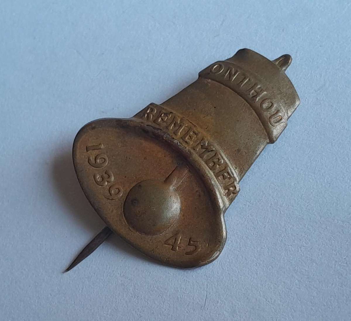 WW2 "Onthou / Remember, 1939-45" Brass Bell Badge.  Pins Intact.