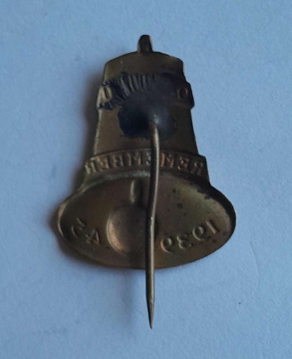 WW2 "Onthou / Remember, 1939-45" Brass Bell Badge.  Pins Intact.
