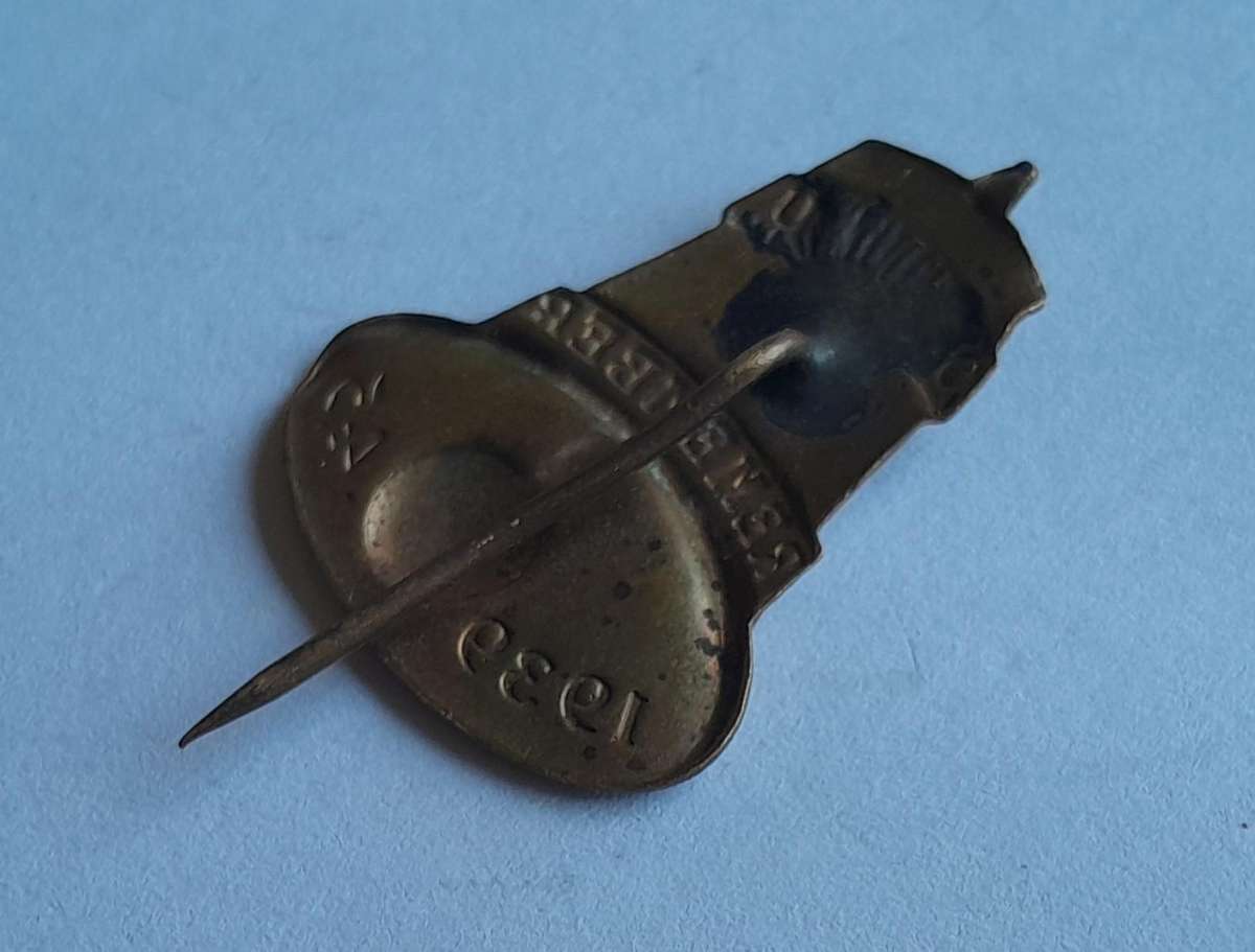 WW2 "Onthou / Remember, 1939-45" Brass Bell Badge.  Pins Intact.