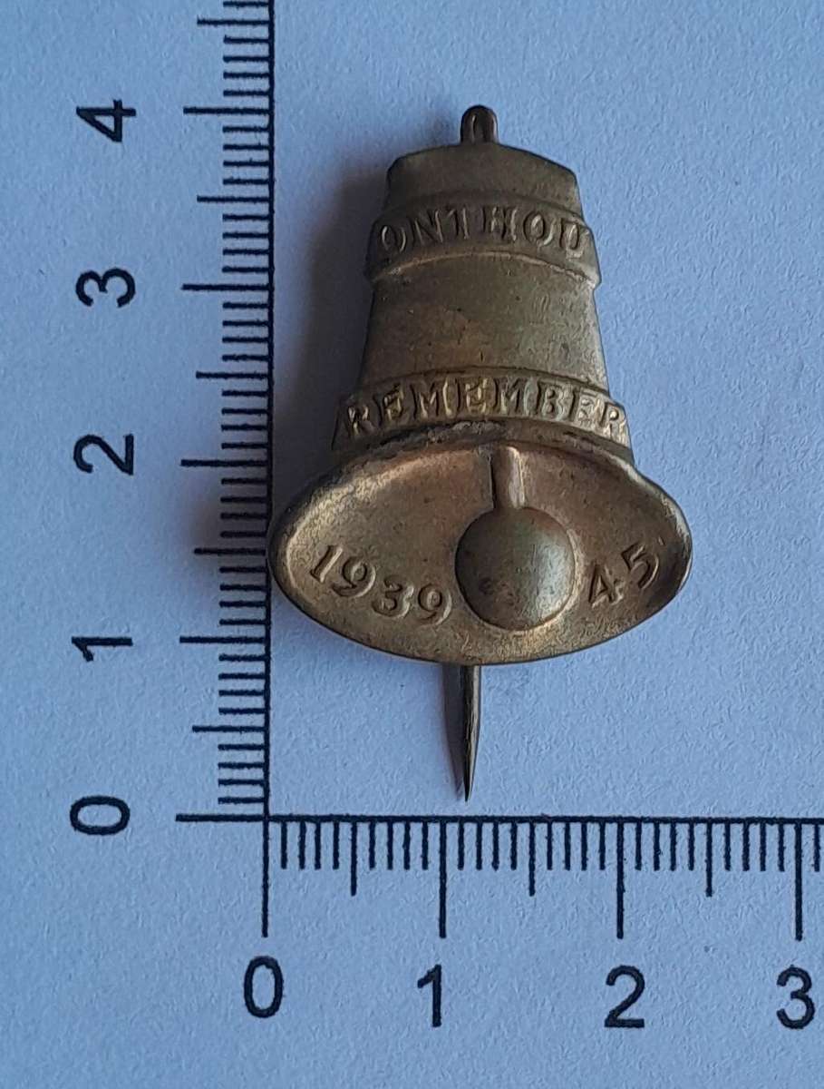 WW2 "Onthou / Remember, 1939-45" Brass Bell Badge.  Pins Intact.