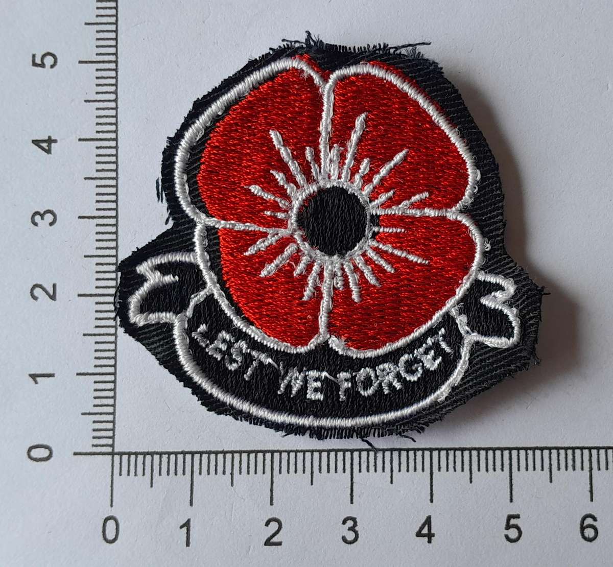 WW1 Veterans "Lest we Forget" Poppy Badge.
