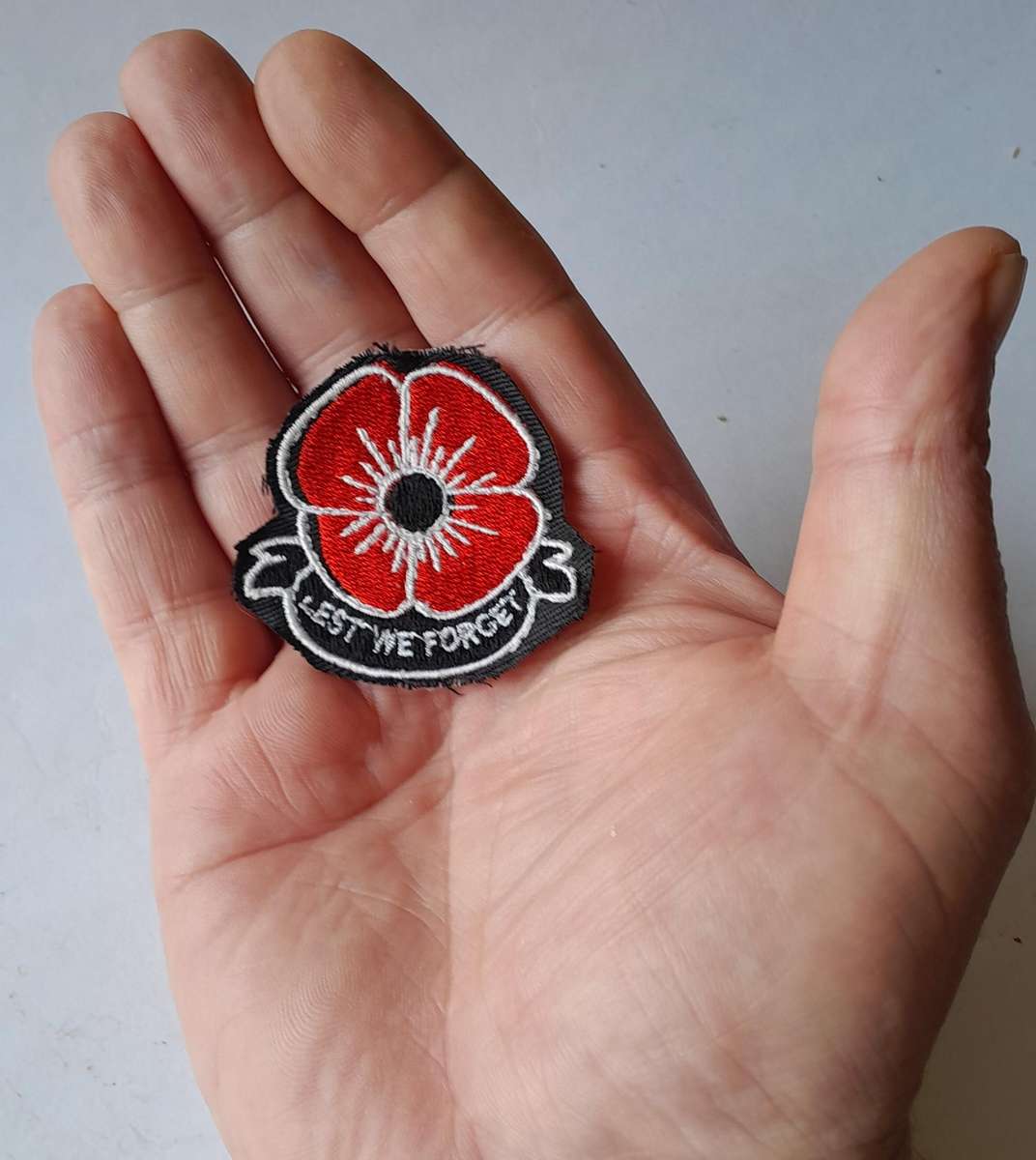 WW1 Veterans "Lest we Forget" Poppy Badge.