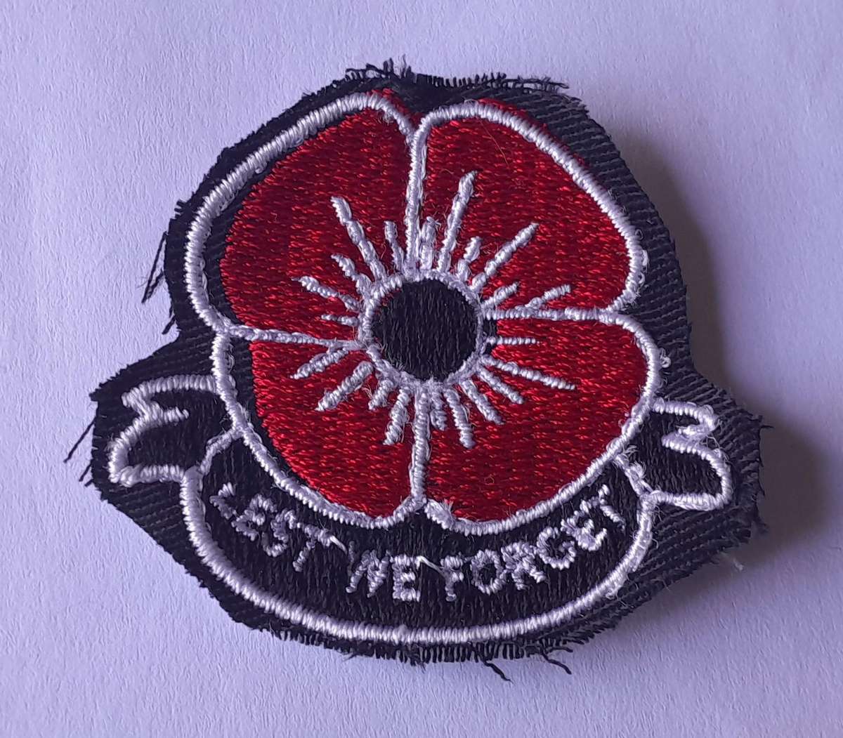 WW1 Veterans "Lest we Forget" Poppy Badge.
