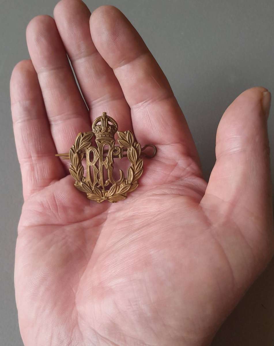 Rare WW1 Royal Flying Corps Cap Badge.  (Pre-RAF).  Lugs Intact.