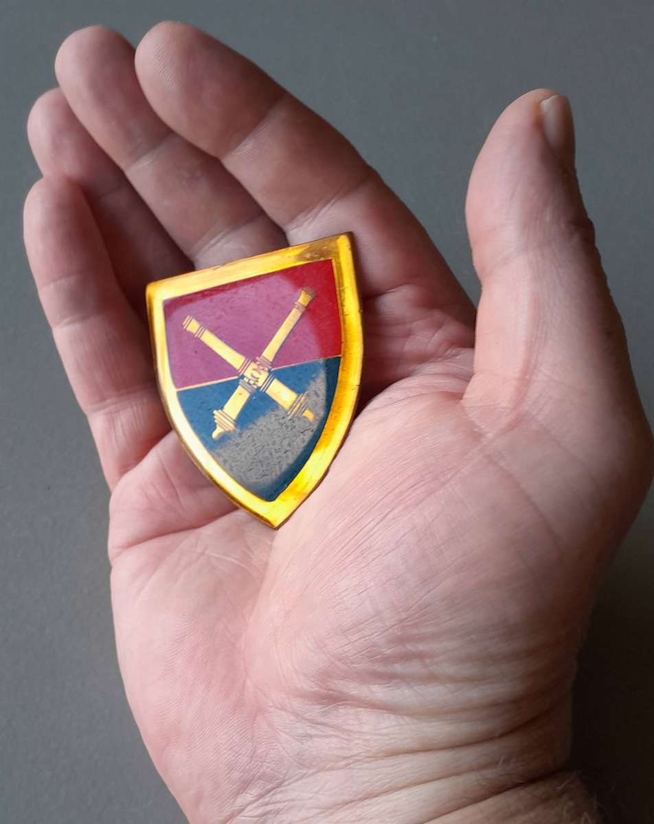 SADF Artillery School Shoulder Flash.  3 Pins Intact (1 Replaced).