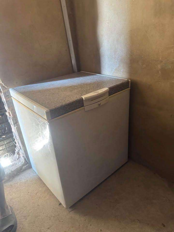 Defy 195L chest freezer, Model DMF470