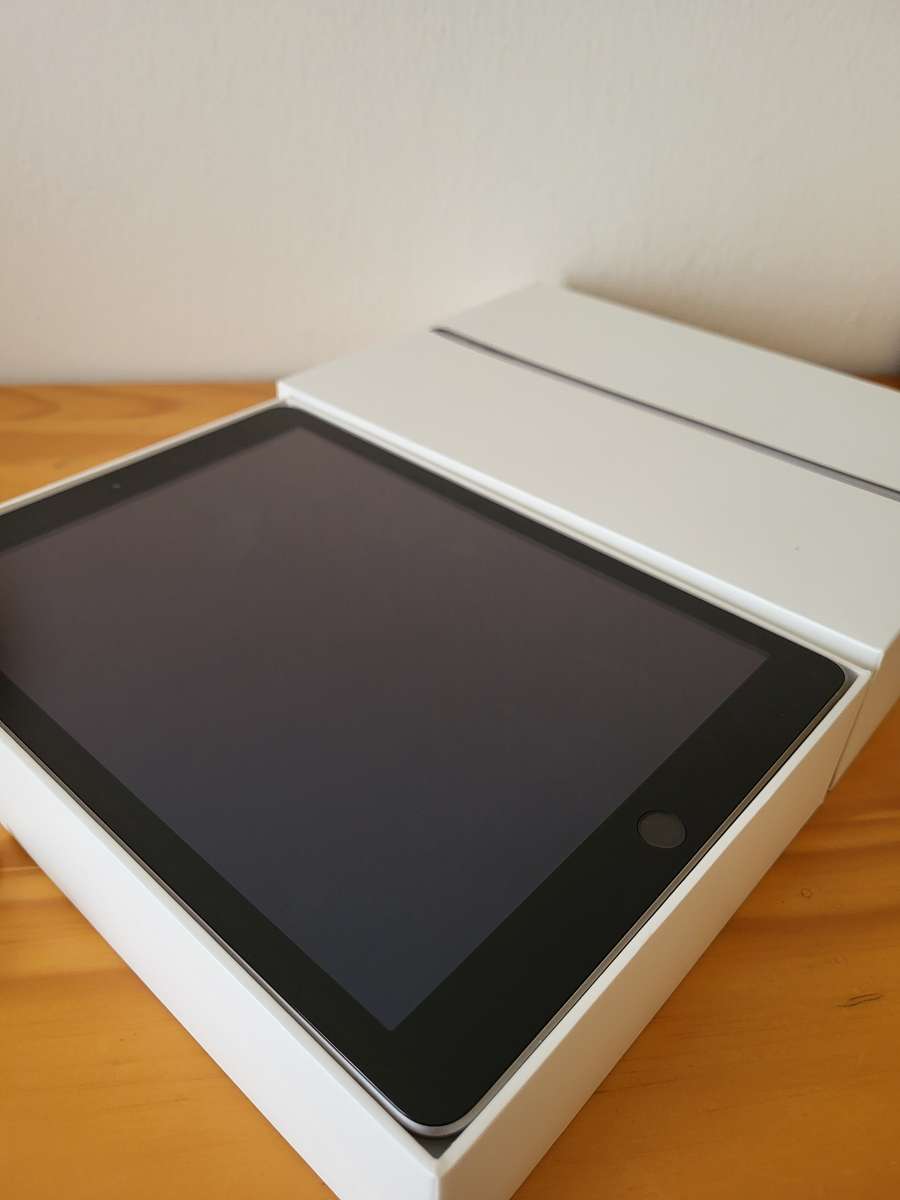 MINT iPAD 5TH GEN | BOXED WITH ACCESSORIES