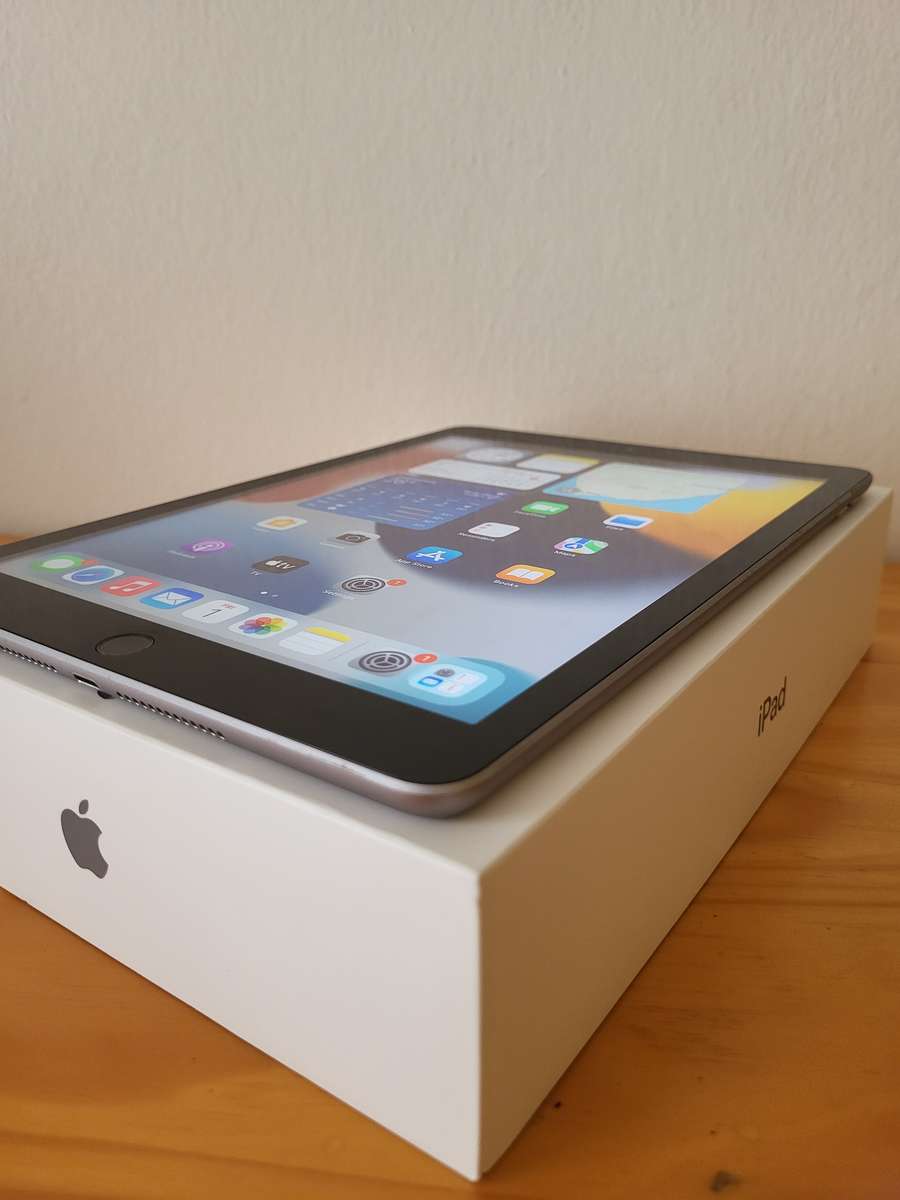 MINT iPAD 5TH GEN | BOXED WITH ACCESSORIES