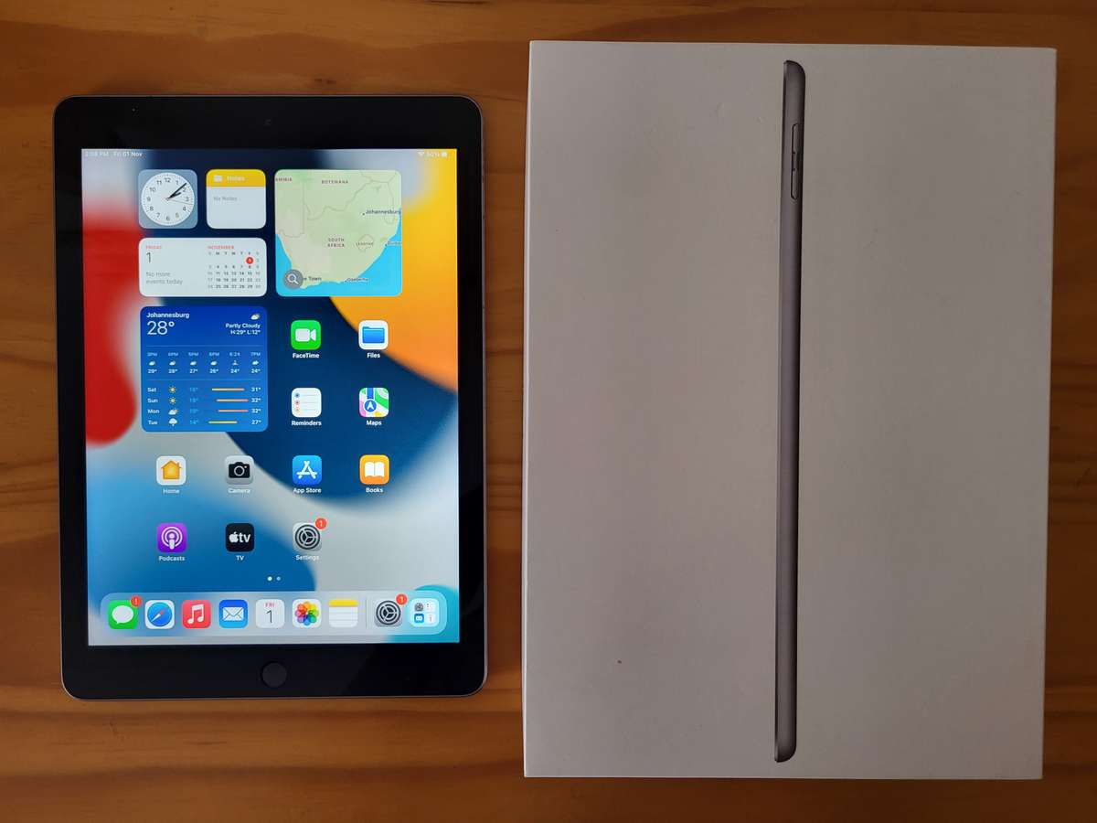 MINT iPAD 5TH GEN | BOXED WITH ACCESSORIES