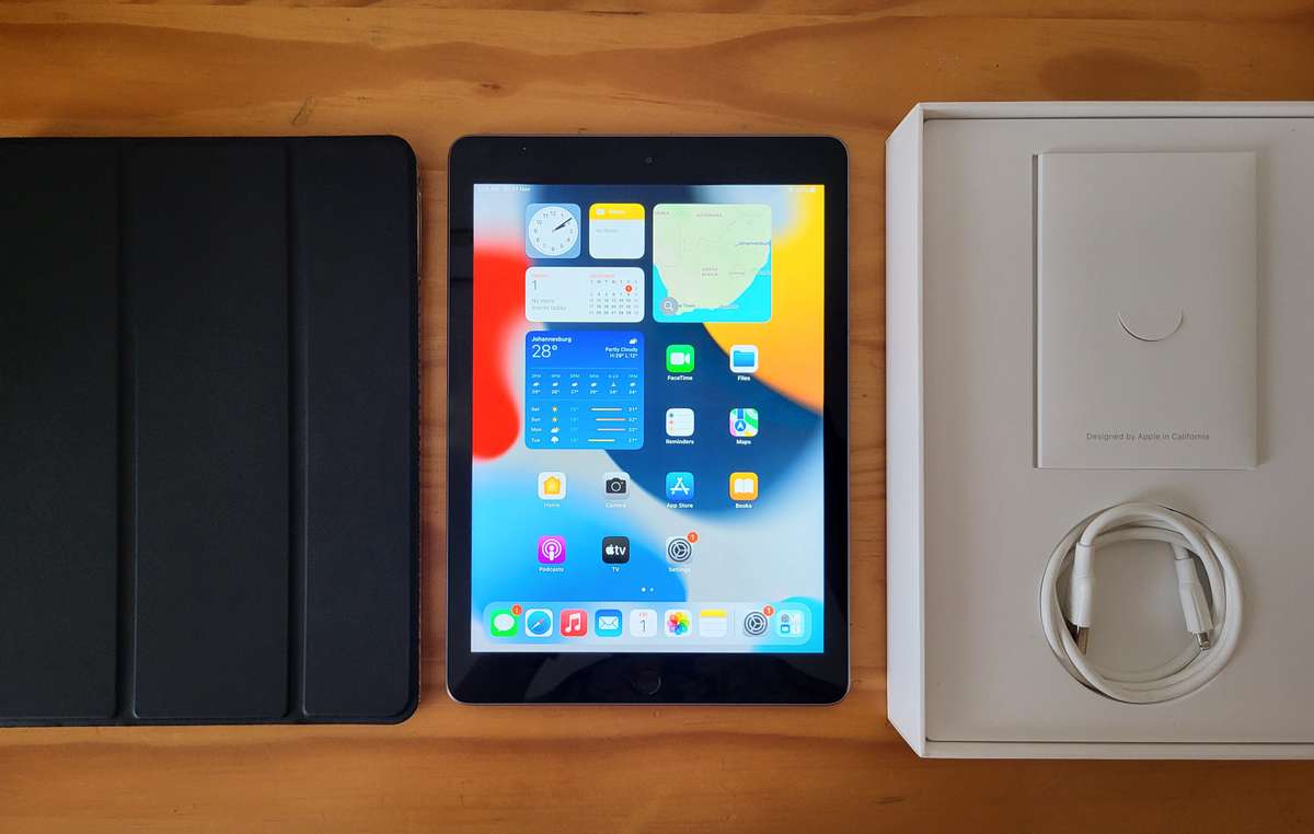 MINT iPAD 5TH GEN | BOXED WITH ACCESSORIES