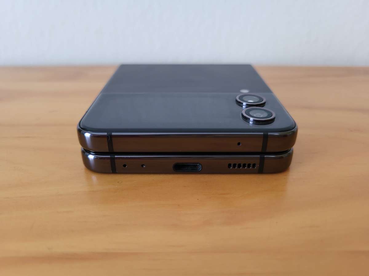 MINT SAMSUNG Z FLIP 4 256GB | BOXED WITH ACCESSORIES